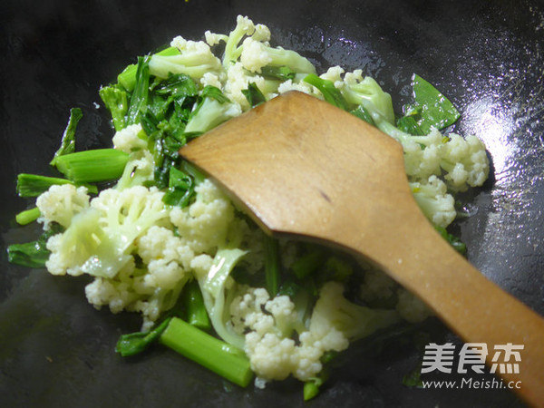 <a href=/shicai/shucai/YouCai/index.html target=_blank><u>油菜</u></a>蕻炒<a href=/shicai/shucai/HuaCai/index.html target=_blank><u>花菜</u></a>的做法