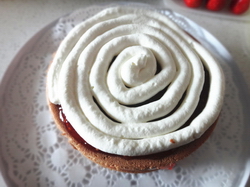 可可<a href=/shicai/guopin/CaoMei/index.html target=_blank><u>草莓</u></a>裸蛋糕步骤23