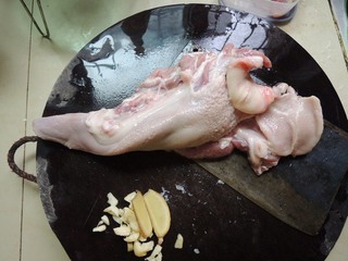 酸梅蒸<a href=/shicai/rouqin/ZhuShe/index.html target=_blank><u>猪舌</u></a>