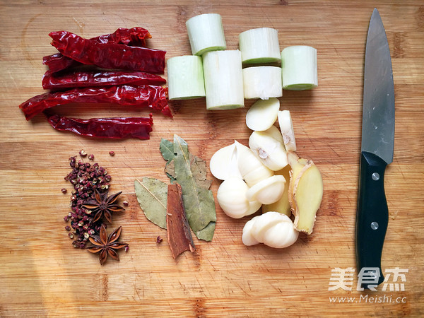 <a href=/shicai/mimian/YuMi/index.html target=_blank><u>玉米</u></a>焖猪手的做法