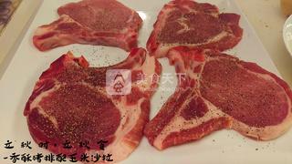 香酥<a href=/shicai/rouqin/ZhuPai/index.html target=_blank><u>猪排</u></a>配<a href=/shicai/mimian/YuMi/index.html target=_blank><u>玉米</u></a>沙拉