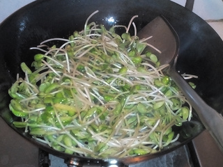 干煸<a href=/shicai/mimian/QingDou/index.html target=_blank><u>青豆</u></a>芽