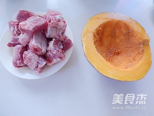 香烤<a href=/shicai/shucai/NanGua/index.html target=_blank><u>南瓜</u></a><a href=/shicai/rouqin/PaiGu/index.html target=_blank><u>排骨</u></a>的做法