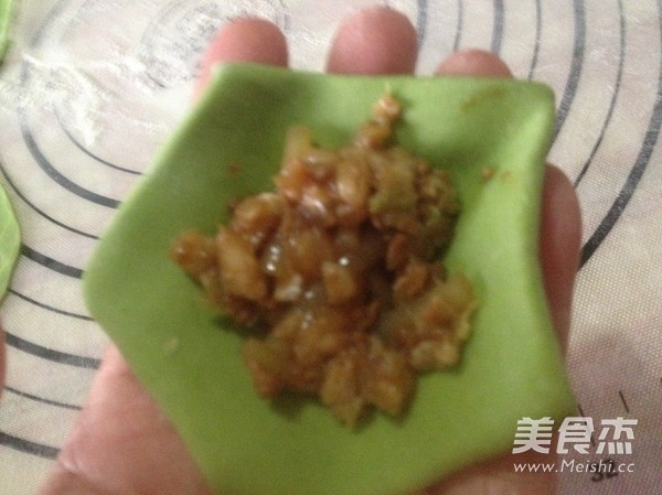 梅花饺子的包法的做法