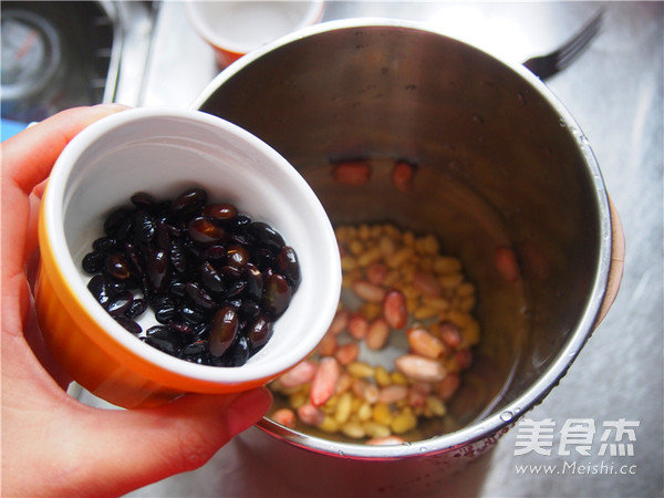 <a href=/shicai/mimian/HeiDou/index.html target=_blank><u>黑豆</u></a><a href=/shicai/guopin/HuaSheng/index.html target=_blank><u>花生</u></a><a href=/shicai/mimian/DouJiang/index.html target=_blank><u>豆浆</u></a>的做法