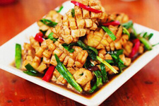 <a href=/shicai/shuichanpin/YouYu/index.html target=_blank><u>鱿鱼</u></a>炒<a href=/shicai/shucai/JiuCai/index.html target=_blank><u>韭菜</u></a>