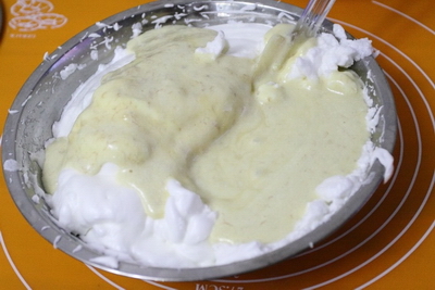 <a href=/shicai/guopin/XianJiao/index.html target=_blank><u>香蕉</u></a><a href=zt/qifengdg target=_blank><u>戚风蛋糕</u></a>步骤9