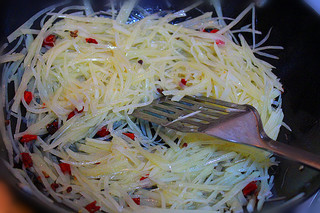 炝炒<a href=/shicai/shucai/TuDou/index.html target=_blank><u>土豆</u></a>丝