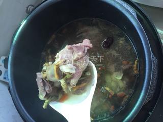 石斛<a href=/shicai/rouqin/JiGu/index.html target=_blank><u>脊骨</u></a>汤