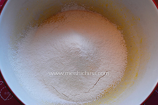 香酥<a href=/shicai/guopin/ZhiMa/index.html target=_blank><u>芝麻</u></a>蛋卷