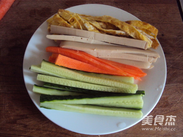 <a href=/shicai/shuichanpin/ZiCai/index.html target=_blank><u>紫菜</u></a>包饭的做法