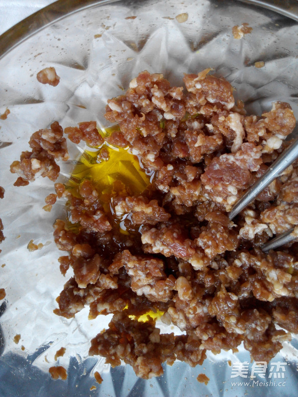 <a href=/shicai/rouqin/ZhuRou/index.html target=_blank><u>猪肉</u></a><a href=/shicai/shucai/BaiCai/index.html target=_blank><u>白菜</u></a><a href=/shicai/shucai/JiuCai/index.html target=_blank><u>韭菜</u></a>饺子馅的做法