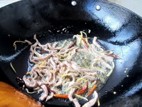 肉丝<a href=/shicai/mimian/FenTiao/index.html target=_blank><u>粉条</u></a>炒头菜步骤5