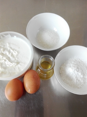 <a href=/shicai/mimian/SuanNai/index.html target=_blank><u>酸奶</u></a>蛋糕步骤1