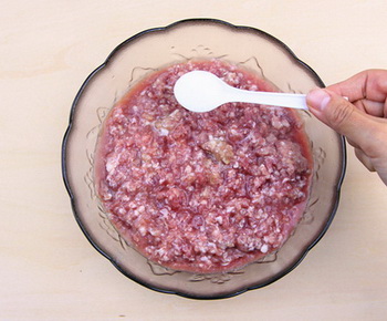 <a href=/shicai/rouqin/YangRou/index.html target=_blank><u>羊肉</u></a>煎饺步骤3