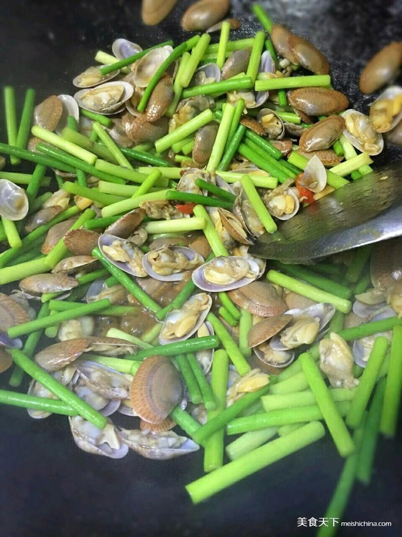 <a href=/shicai/shuichanpin/HuaGe/index.html target=_blank><u>花蛤</u></a>炒<a href=/shicai/shucai/SuanMiao/index.html target=_blank><u>蒜苗</u></a>