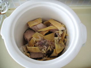 <a href=/shicai/shuichanpin/MoYu/index.html target=_blank><u>墨鱼</u></a>干<a href=/shicai/rouqin/PaiGu/index.html target=_blank><u>排骨</u></a>汤