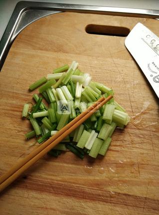 水煮<a href=/shicai/guopin/HuaSheng/index.html target=_blank><u>花生</u></a>米