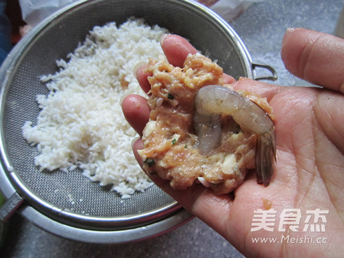 <a href=/shicai/mimian/NuoMi/index.html target=_blank><u>糯米</u></a>虾球的做法