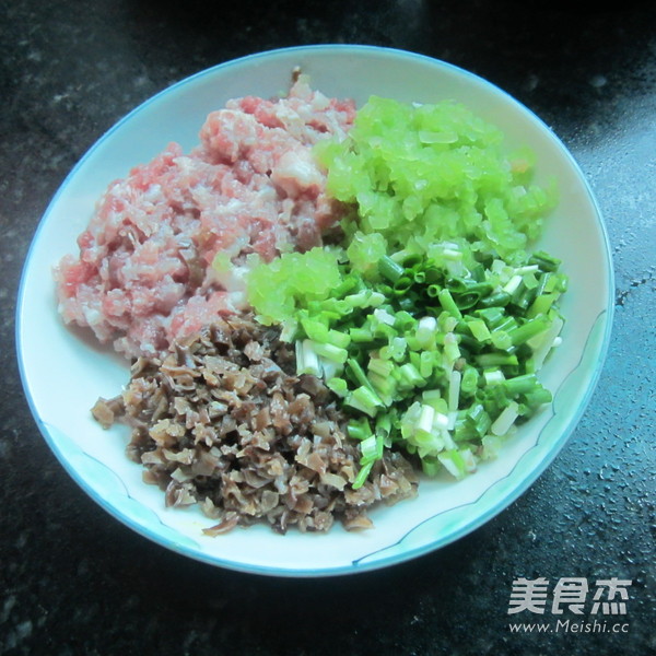 <a href=/shicai/shucai/MuEr/index.html target=_blank><u>木耳</u></a><a href=/shicai/rouqin/ZhuRou/index.html target=_blank><u>猪肉</u></a>煎饼的做法