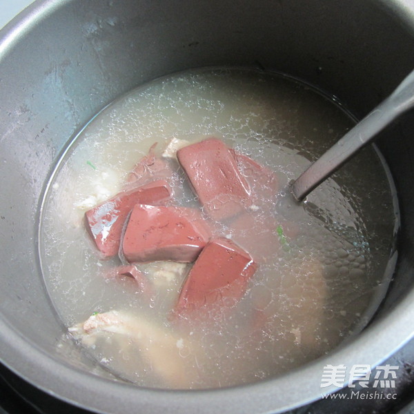 <a href=/shicai/rouqin/zhuXue/index.html target=_blank><u>猪<a href=/shicai/rouqin/Xue/index.html target=_blank><u>血</u></a></u></a><a href=/shicai/mimian/DouFu/index.html target=_blank><u>豆腐</u></a>猪骨汤的做法