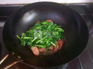 麻辣<a href=/shicai/rouqin/XiangChang/index.html target=_blank><u>香肠</u></a>炒<a href=/shicai/shucai/JiuCai/index.html target=_blank><u>韭菜</u></a>