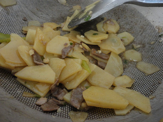 <a href=/shicai/shucai/TuDou/index.html target=_blank><u>土豆</u></a>片炒肉