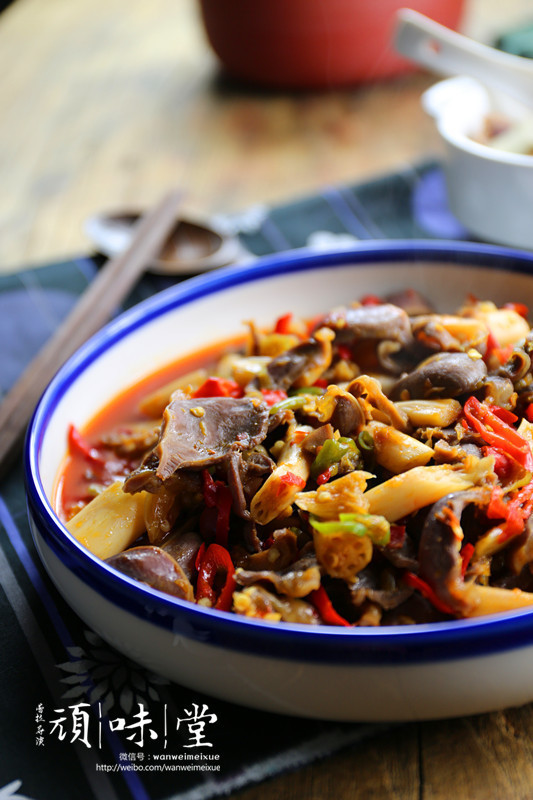 泡椒<a href=/shicai/shucai/Ou/index.html target=_blank><u>藕</u></a>带炒<a href=/shicai/rouqin/JiZhen/index.html target=_blank><u>鸡胗</u></a>