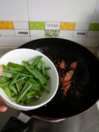 <a href=/shicai/shucai/MuEr/index.html target=_blank><u>木耳</u></a><a href=/shicai/rouqin/HuoTui/index.html target=_blank><u>火腿</u></a>小炒