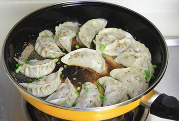 <a href=/shicai/rouqin/YangRou/index.html target=_blank><u>羊肉</u></a>煎饺步骤14