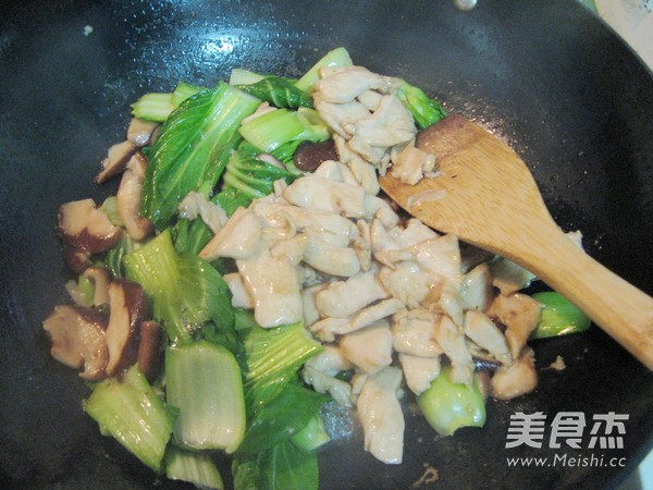 #感恩节#<a href=/shicai/rouqin/ZhengJi/index.html target=_blank><u>鸡肉</u></a><a href=/shicai/shucai/XiangGu/index.html target=_blank><u>香菇</u></a><a href=/shicai/shucai/YouCai/index.html target=_blank><u>油菜</u></a>的做法