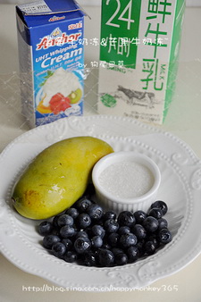 <a href=/shicai/guopin/LanMei/index.html target=_blank><u>蓝莓</u></a><a href=/shicai/mimian/NiuNai/index.html target=_blank><u>牛奶</u></a>冻&&<a href=/shicai/guopin/MangGuo/index.html target=_blank><u>芒果</u></a><a href=/shicai/mimian/NiuNai/index.html target=_blank><u>牛奶</u></a>冻步骤1