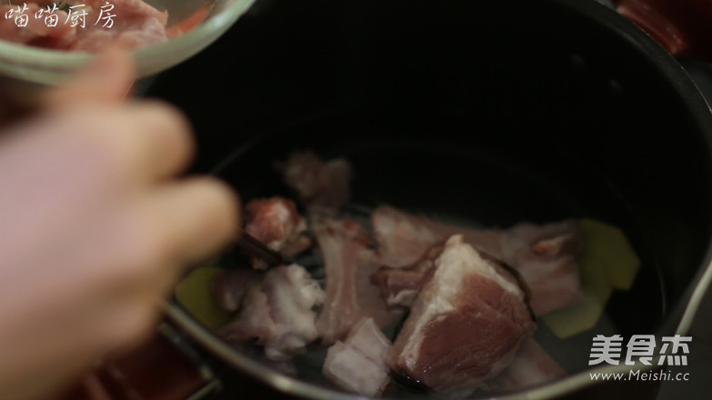 莲<a href=/shicai/shucai/Ou/index.html target=_blank><u>藕</u></a><a href=/shicai/guopin/HuaSheng/index.html target=_blank><u>花生</u></a><a href=/shicai/rouqin/PaiGu/index.html target=_blank><u>排骨</u></a>汤的做法