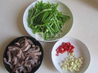 肚片<a href=/shicai/shucai/MuEr/index.html target=_blank><u>木耳</u></a><a href=/shicai/guopin/HuaSheng/index.html target=_blank><u>花生</u></a>汤