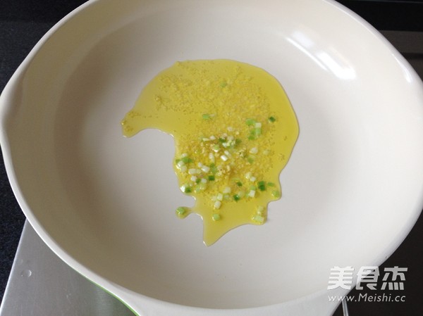 <a href=/shicai/mimian/YuMi/index.html target=_blank><u>玉米</u></a><a href=/shicai/shucai/WanDou/index.html target=_blank><u>豌豆</u></a>炒虾仁的做法