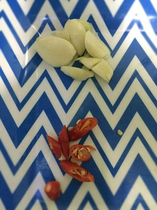 <a href=/shicai/shuichanpin/HuaGe/index.html target=_blank><u>花蛤</u></a>炒<a href=/shicai/shucai/SuanMiao/index.html target=_blank><u>蒜苗</u></a>