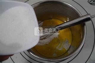 圣诞<a href=/shicai/guopin/CaoMei/index.html target=_blank><u>草莓</u></a>蛋糕卷