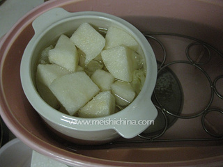 雪<a href=/shicai/guopin/Li/index.html target=_blank><u>梨</u></a><a href=/shicai/shucai/YinEr/index.html target=_blank><u>银耳</u></a>羹
