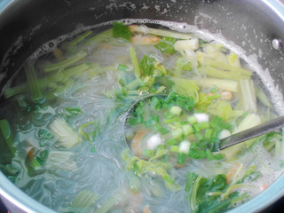 <a href=/shicai/mimian/FenSi/index.html target=_blank><u>粉丝</u></a>虾米<a href=/shicai/shucai/QinCai/index.html target=_blank><u>芹菜</u></a>汤