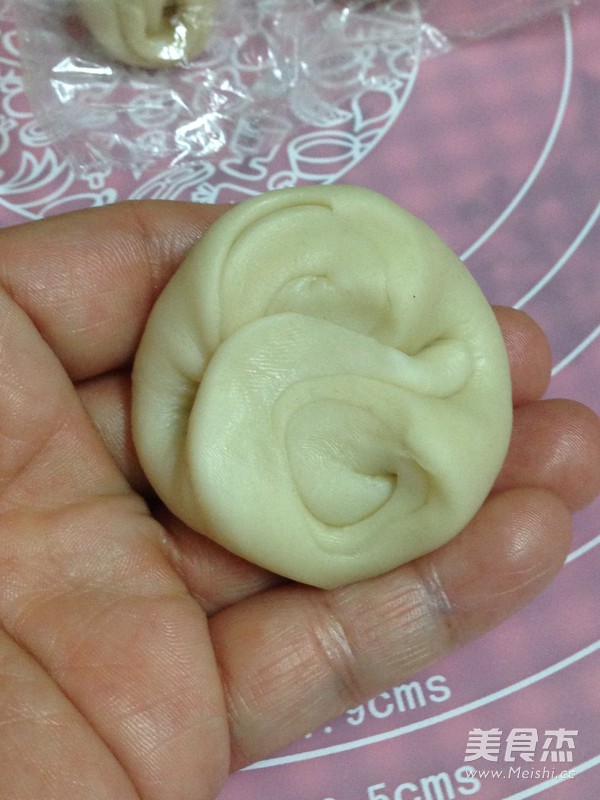 自制<a href=/shicai/mimian/LvDou/index.html target=_blank><u>绿豆</u></a>饼的做法