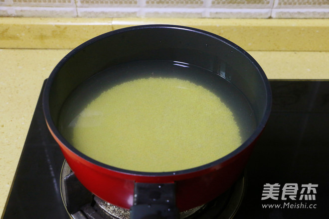 <a href=/shicai/mimian/XiaoMi/index.html target=_blank><u>小米</u></a>红<a href=/shicai/guopin/Zao/index.html target=_blank><u>枣</u></a><a href=/shicai/shucai/NanGua/index.html target=_blank><u>南瓜</u></a>粥的做法