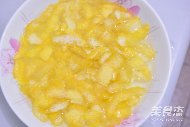 <a href=/shicai/guopin/YouZi/index.html target=_blank><u>柚子</u></a>皮糖的做法