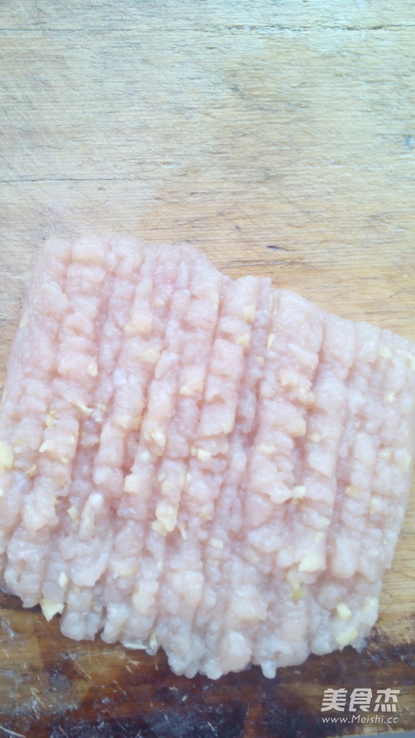 <a href=/shicai/rouqin/ZhengJi/index.html target=_blank><u>鸡肉</u></a>菌菇饺子的做法