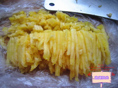 <a href=/shicai/guopin/BoLuo/index.html target=_blank><u>菠萝</u></a>果酱步骤1