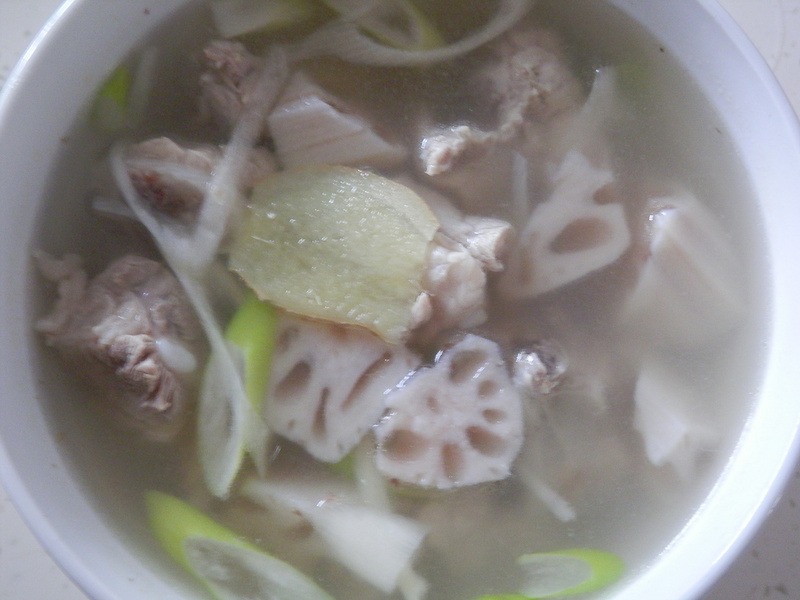 莲菜<a href=/shicai/rouqin/PaiGu/index.html target=_blank><u>排骨</u></a>汤的做法