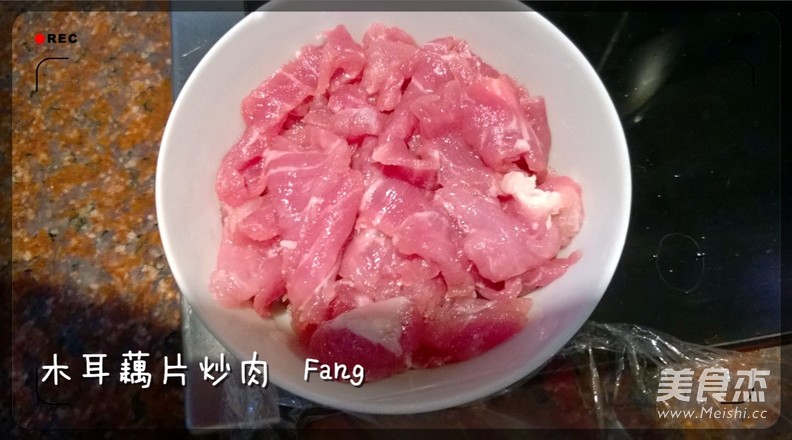 <a href=/shicai/shucai/MuEr/index.html target=_blank><u>木耳</u></a><a href=/shicai/shucai/Ou/index.html target=_blank><u>藕</u></a>片炒肉的做法