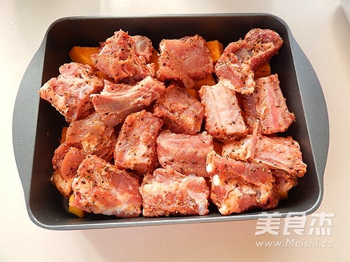 香烤<a href=/shicai/shucai/NanGua/index.html target=_blank><u>南瓜</u></a><a href=/shicai/rouqin/PaiGu/index.html target=_blank><u>排骨</u></a>的做法