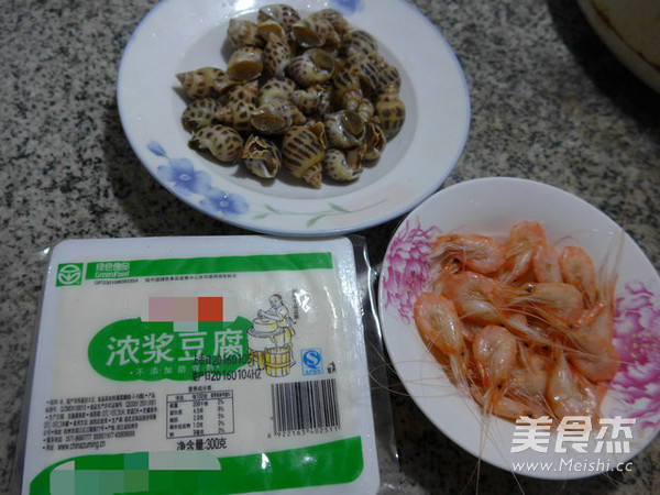 咸味虾花螺<a href=/shicai/mimian/DouFu/index.html target=_blank><u>豆腐</u></a>汤的做法