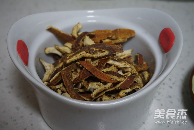 鲜美<a href=/shicai/shuichanpin/JiYu/index.html target=_blank><u>鲫鱼</u></a><a href=/shicai/shucai/LuoBo/index.html target=_blank><u>萝卜</u></a>丝汤的做法