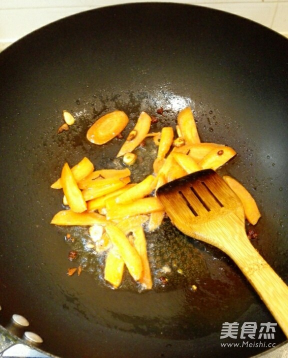 <a href=/shicai/shucai/XiangGu/index.html target=_blank><u>香菇</u></a>炒<a href=/shicai/shucai/CaiHua/index.html target=_blank><u>菜花</u></a>的做法